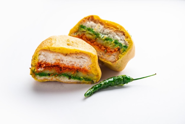 Ulta Vada Pav is gemaakt met een pittig met aardappel gevuld broodje genaamd pav inside vada inside out wada pao