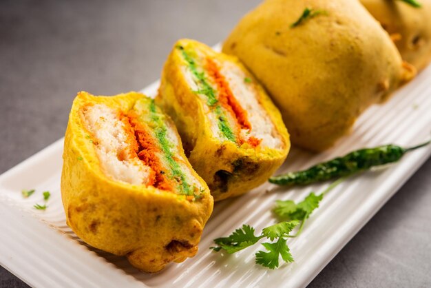 Photo ulta vada pav is made with a spicy potato stuffed bun called pav inside vada inside out wada pao