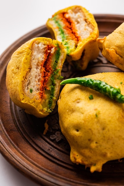 울타바다 파브 (Ulta Vada Pav) 는 바다 안쪽에서 바다 바오 (Wada Pao) 라고 불리는 매운 감자 가득 찬 으로 만들어집니다.