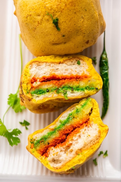 Ulta Vada Pav는 pav inside vada inside out wada pao라는 매운 감자 속을 채운 빵으로 만듭니다.