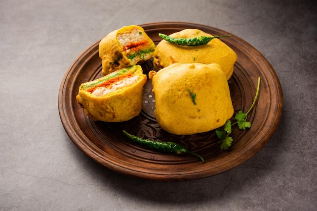 Ulta Vada Pav は、pav と呼ばれるスパイシーなポテトを詰めたパンで作られています。