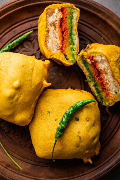 Ulta Vada Pav готовится из булочки с начинкой из пряного картофеля, которая называется pav внутри vada наизнанку wada pao.