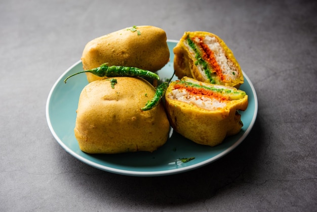 Foto ulta vada pav è fatto con un panino ripieno di patate speziato chiamato pav inside vada inside out wada pao