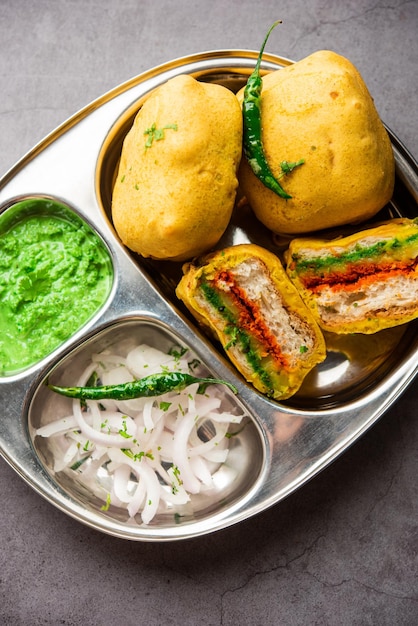 Ulta Vada Pav готовится из булочки с начинкой из пряного картофеля, которая называется pav внутри vada наизнанку wada pao.