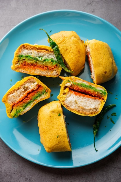 Foto ulta vada pav è fatto con un panino ripieno di patate speziato chiamato pav inside vada inside out wada pao