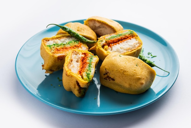 Ulta Vada Pav は、pav と呼ばれるスパイシーなポテトを詰めたパンで作られています。