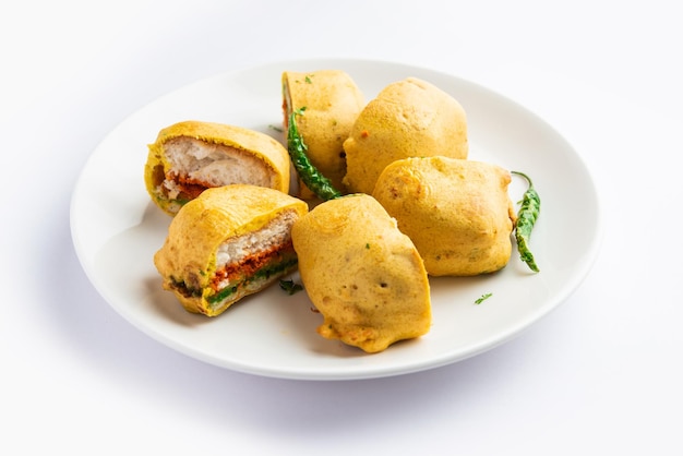 Ulta Vada Pav は、pav と呼ばれるスパイシーなポテトを詰めたパンで作られています。