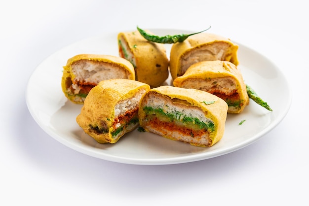 Ulta Vada Pav は、pav と呼ばれるスパイシーなポテトを詰めたパンで作られています。