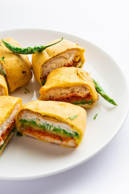 Ulta Vada Pav は、pav と呼ばれるスパイシーなポテトを詰めたパンで作られています。