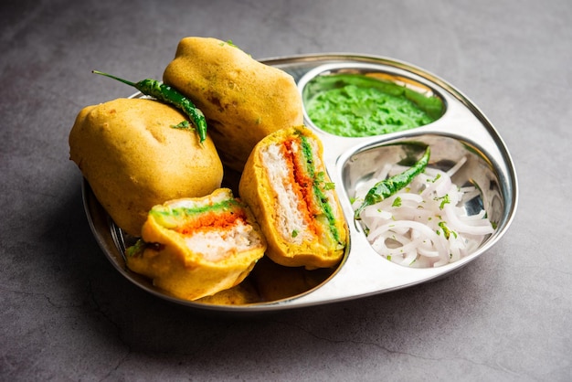 Ulta Vada Pav wordt gemaakt met een pittige aardappel gevulde broodje genaamd pav binnen vada binnen buiten wada pao