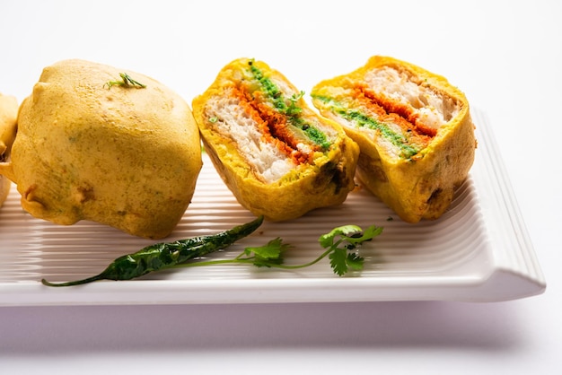 Ulta Vada Pav wordt gemaakt met een pittige aardappel gevulde broodje genaamd pav binnen vada binnen buiten wada pao