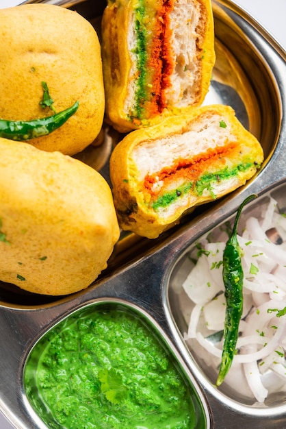Ulta Vada Pav wordt gemaakt met een pittige aardappel gevulde broodje genaamd pav binnen vada binnen buiten wada pao