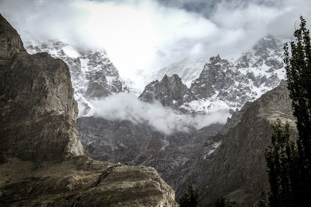 Ultar Sar-berg met sneeuw bedekte en drijvende wolken. Hunzavallei. Gilgit Baltistan, Pakistan.