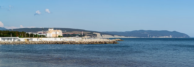 Сверхширокая панорама пляжа Тонкий мыс, отличное место для кемпинга, густой лес и красивый морской пейзаж