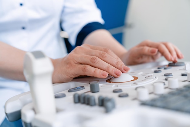 Ultraklankmachine artsen gebruiken medische apparatuur met de hand