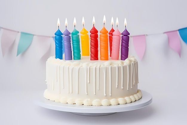 超現実主義 忘れられない誕生日のために白い上にろうそくをつけた平らな色のケーキ
