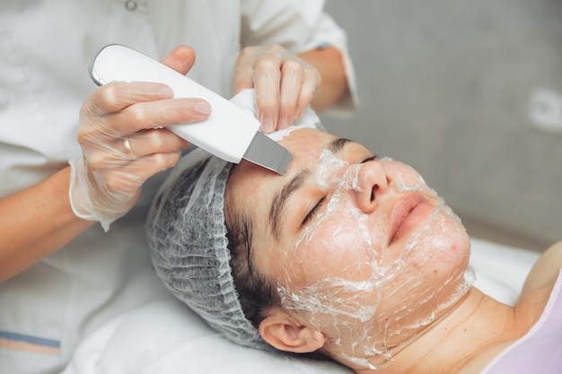 Ultrasone cosmetische scrubber Gezichtscavitatie procedure Salon huidverzorging procedure Professionele hardware peeling Acne verwijdering besmette persoon