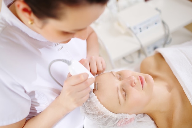 Ultrasone gezichtsreiniging in de beauty spa