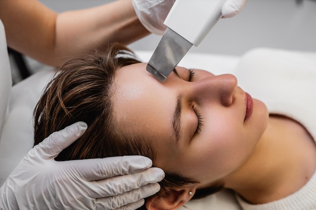 Ultrasone reiniging van de huid van het gezicht peeling foto van hoge kwaliteit