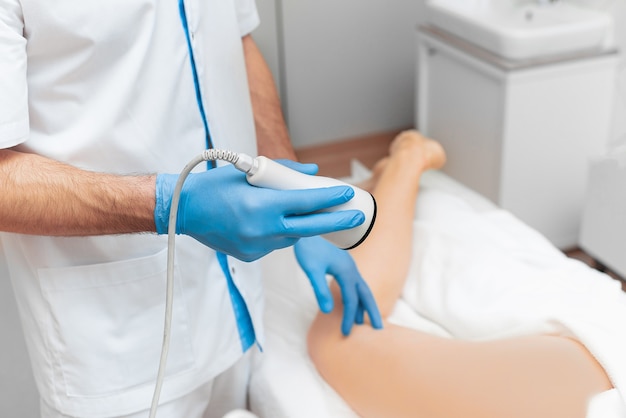 Ultrasound machine for body shape correction in the hands of a doctor.