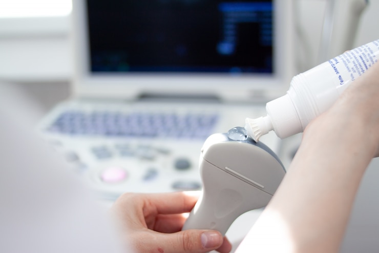 Photo ultrasound scanner equipmentin in clinic hospital. diagnostics, sonography and health concept.