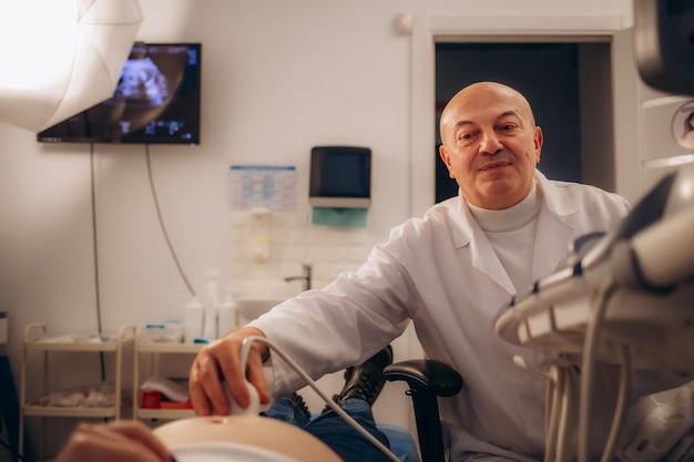 Ultrasound scanning diagnose van vrouwelijke schildklier in de kliniek arts draait ultrasone sensor Jonge vrouw doet hals ultrasone onderzoek in het ziekenhuis