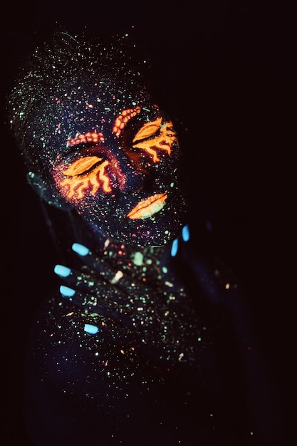 자외선 메이크업. 형광 가루로 칠한 소녀의 초상화. 할로윈 개념입니다. 잠든 갤럭시.