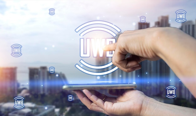 Ultrawideband UWB is een radiocommunicatietechnologie met een kort bereik op bandbreedtes van 500 MHz of meer en bij zeer hoge frequenties. Over het algemeen werkt het op dezelfde manier als Bluetooth en WiFi