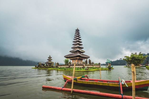 Ulun danu beratan tempel op het eiland in het meer omgeven door bergen en wolken