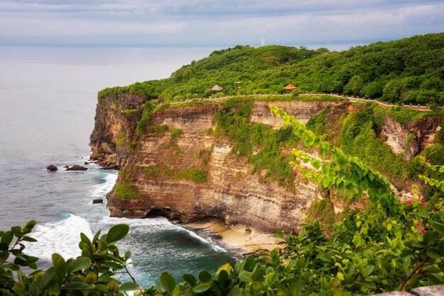 Uluwatu klif aan de oceaankust op het eiland Bali, Indonesië