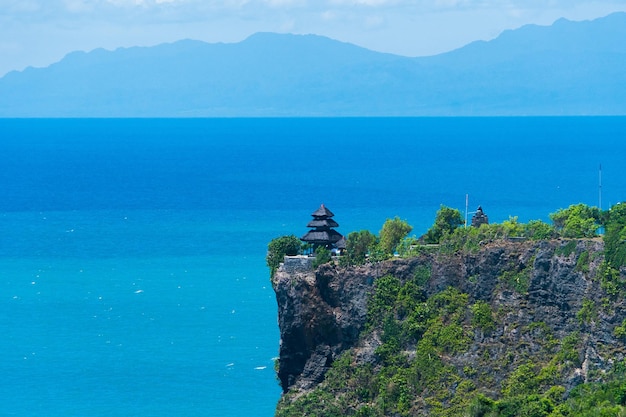 푸른 바다 발리 인도네시아의 배경에 Uluwatu 사원