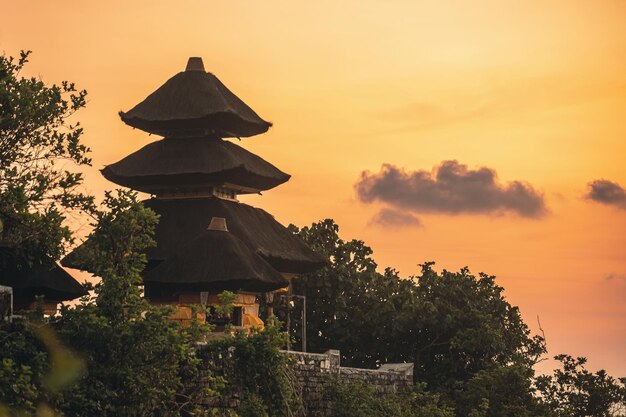 インドネシア・バリ島の黄金色の夕日のウルワツ寺院