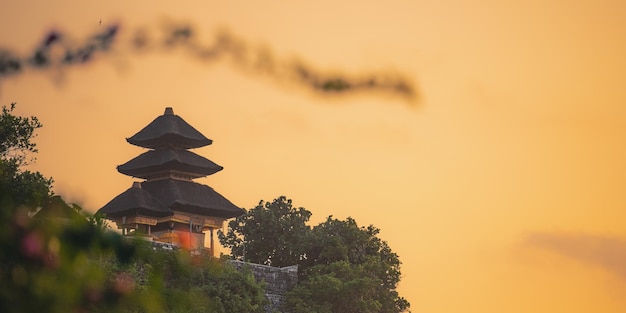 Uluwatutempel bij gouden zonsondergang Bali Indonesië