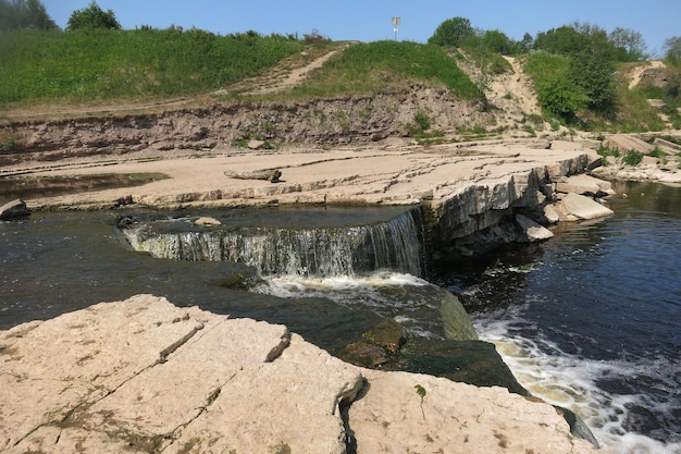 Photo ulyanka russia june 16 2023 waterfall on the tosna river