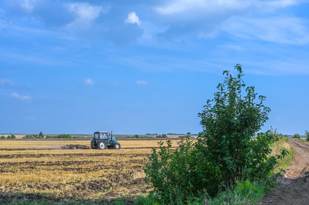 Ulyanovsk, rusland - 01 augustus 2021: trekker met apparatuur om te oogsten. landbouwmachines.