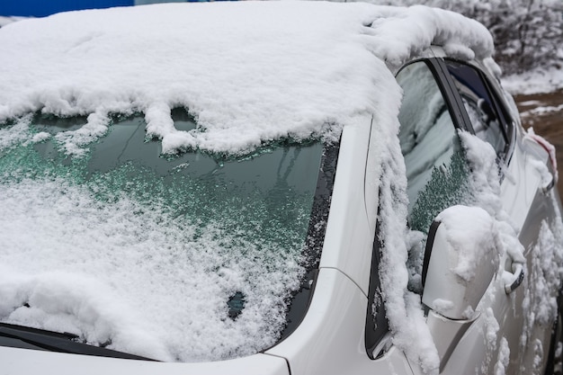 Ulyanovsk, Rusland - 4 december 2019: Auto bedekt met verse witte sneeuw, auto's bedekt met sneeuw na een sneeuwstorm