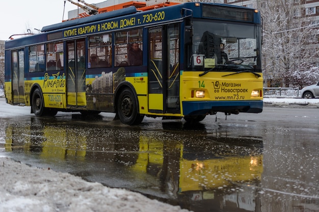 ロシア、ウリヤノフスク-2019年12月3日：冬の晴れた日に公共交通機関の停留所から出発する近代的な電気トロリーバス。環境にやさしい輸送。