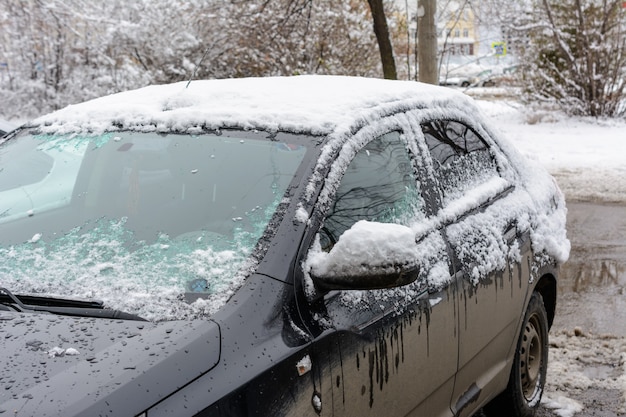 ウリヤノフスク、ロシア-2019年12月4日：新鮮な白い雪に覆われた車、吹雪の後の雪に覆われた車