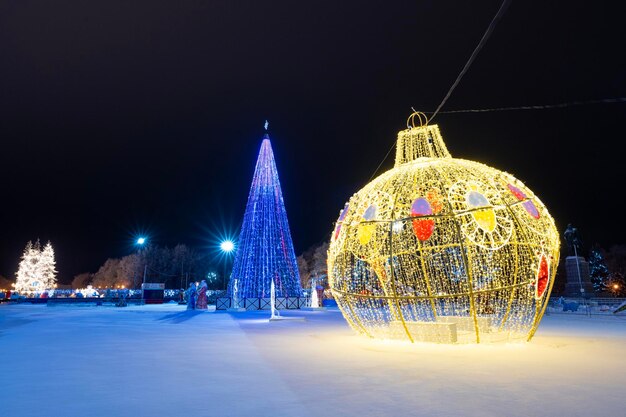 Ульяновск Россия 14 февраля 2022 г. Елка, елочный шар Дед Мороз и Снегурочка на заснеженной центральной площади города.