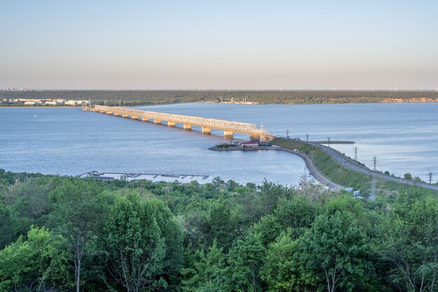 Ульяновск (Симбирск), Россия - 25 июля 2021 года: Императорский мост через Волгу. Парк Дружбы Народов. Бульвар Новый Венок. Набережная.