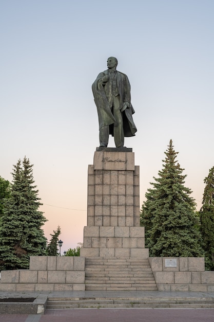 Фото Ульяновск (симбирск), россия - 25 июля 2021 года: памятник ленину в ульяновске был установлен 22 апреля 1940 года на площади ленина. его автор, выдающийся советский скульптор манизер.