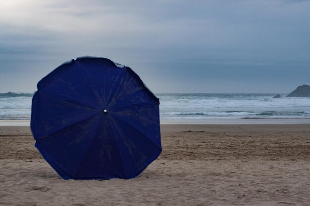 Photo umbrella on beach against sky