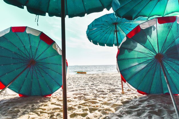 Photo umbrella on beach against sky
