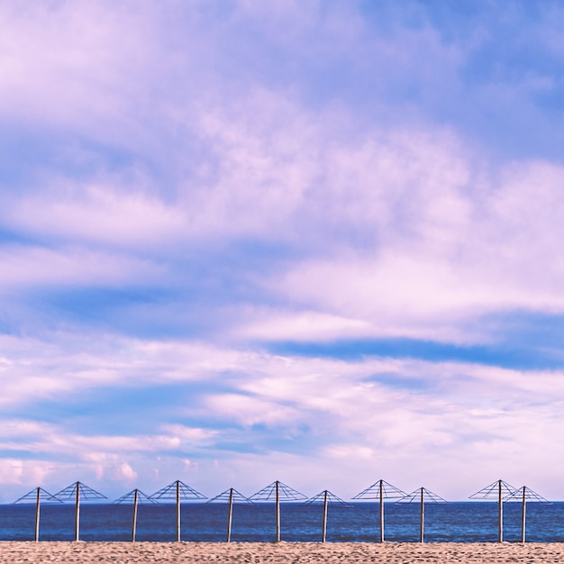 傘。ビーチ。休暇。青空。海洋