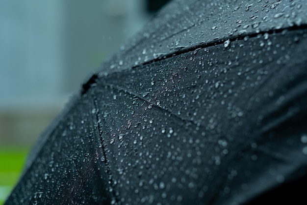 Photo umbrella on ground, rainy day