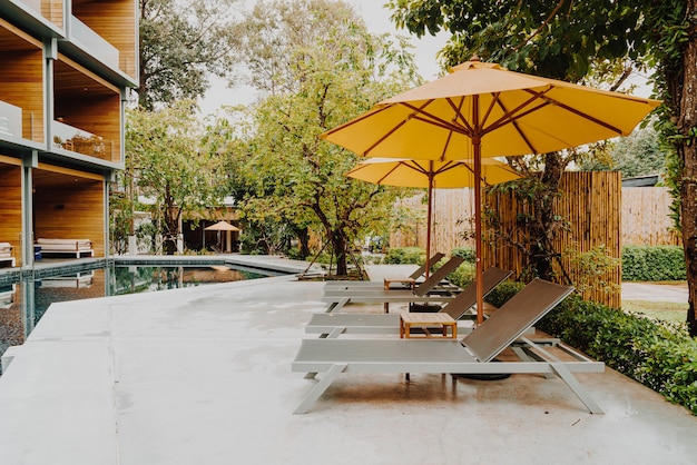 Decorazione dell'ombrellone e del lettino intorno alla piscina nel resort dell'hotel