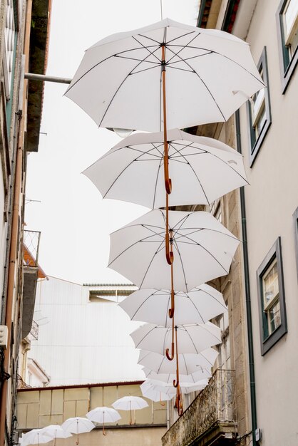 Photo umbrellas decorating a street in the center of braga, portugal