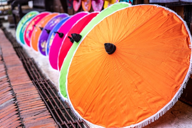 歩道のカラフルな生地で作られた傘、タイの工芸品。