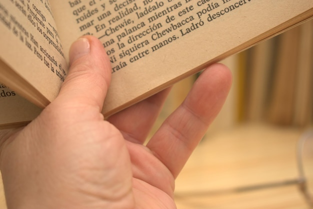 写真 una mano sujetando un libro (本を握る手を握る)