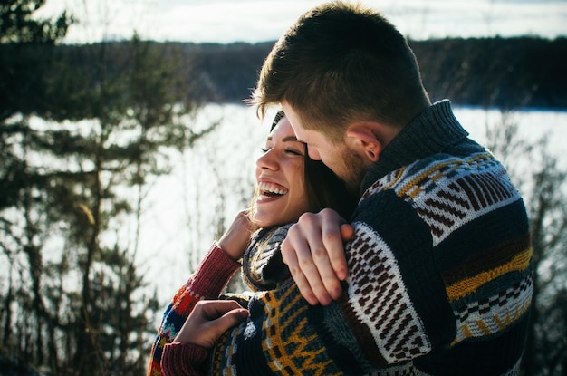 Una pareja joven besándose en invierno.
